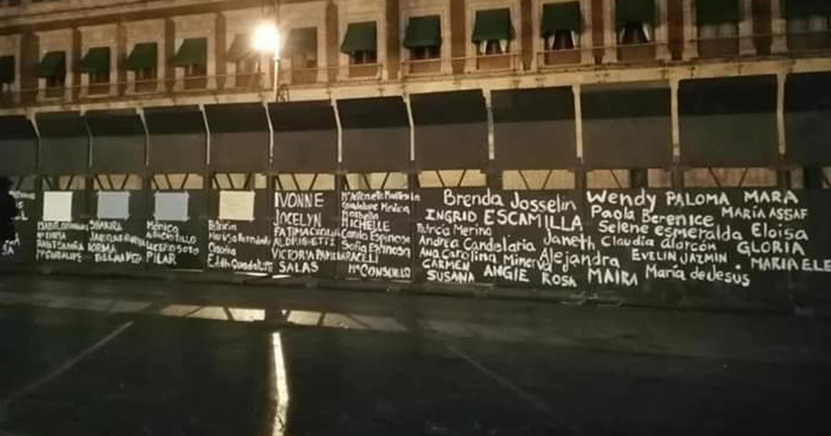 Activistas escriben nombres de víctimas sobre las vallas en Palacio Nacional