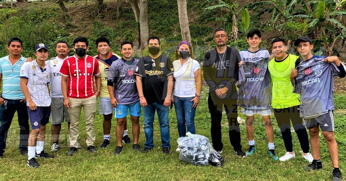 Alcalde de Naranjos apoya a equipo de Futbol