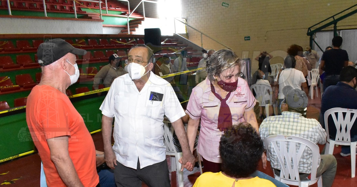 Alcalde supervisa atención en módulos de vacunación COVID-19