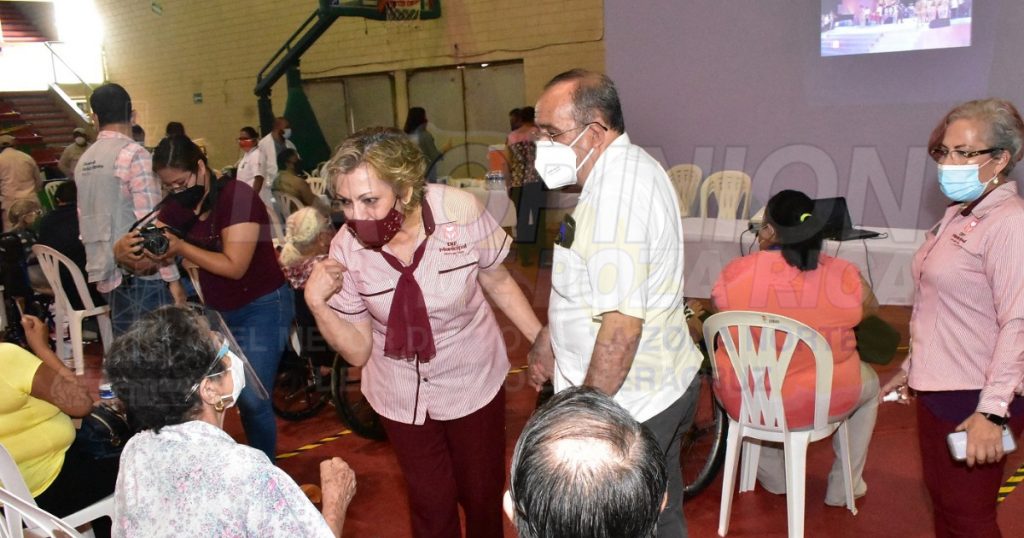 Alcalde supervisa atención en módulos de vacunación COVID-19