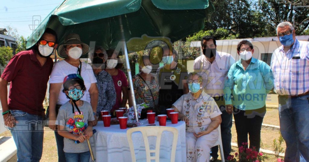 Mujeres embellecen el Monumento a la Madre