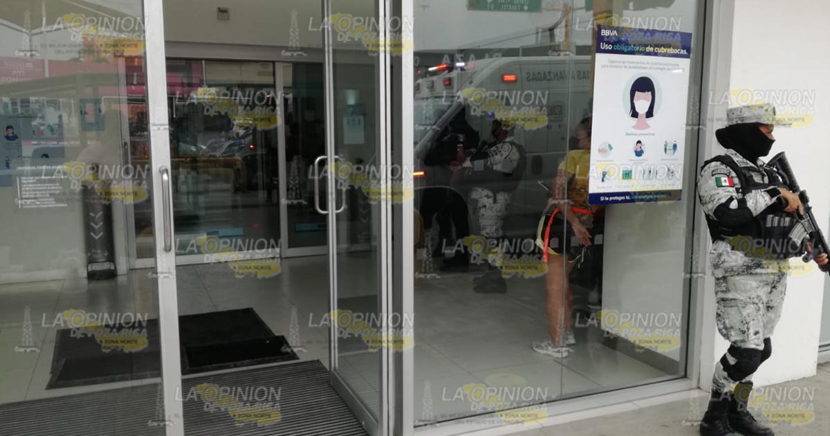 Atracan a cuentahabiente al interior de sucursal bancaria