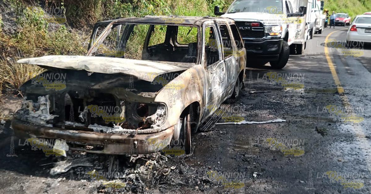 Automóvil envuelto en llamas