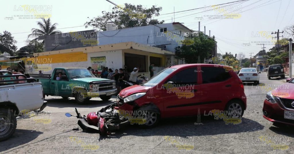 Automóvil compacto embiste a motociclista