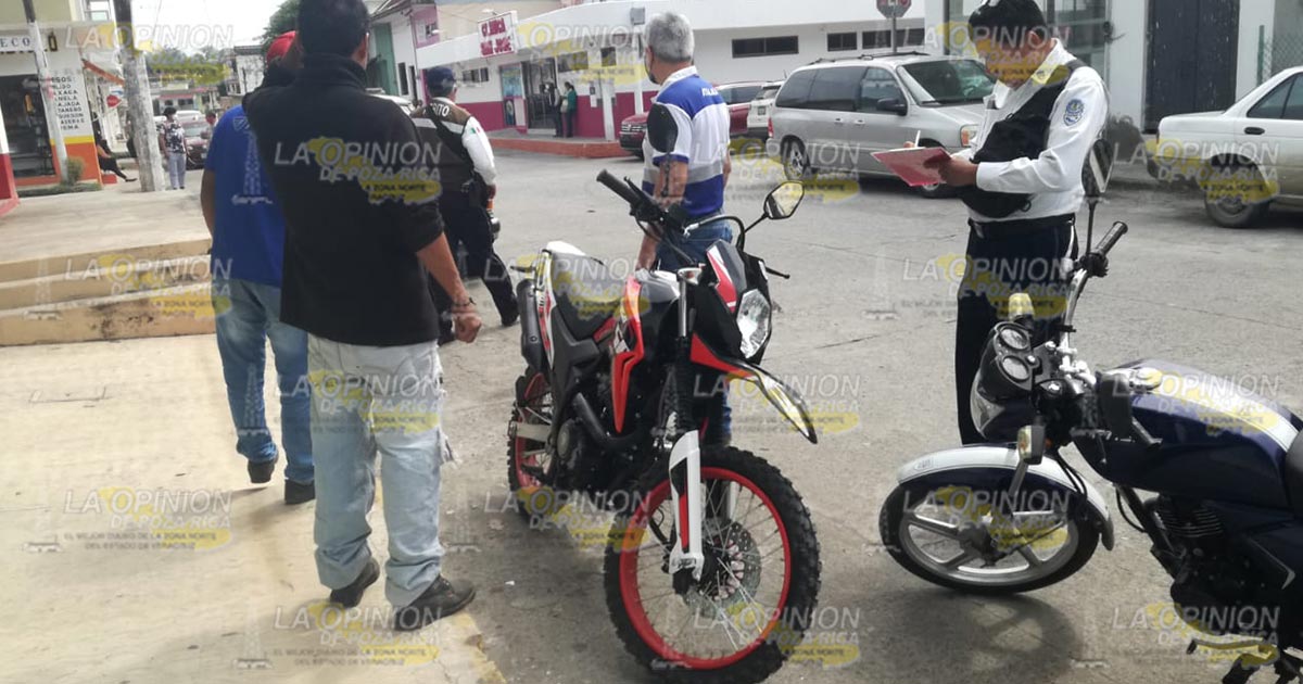 Ayudante de mecánico choca moto en taxi