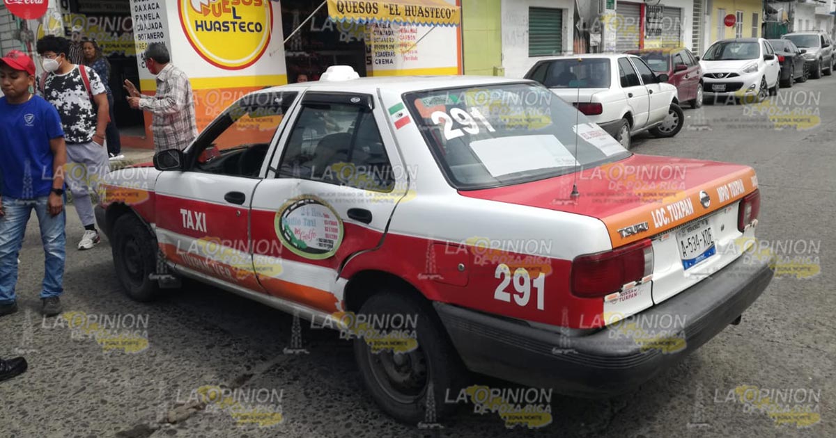 Ayudante de mecánico choca moto en taxi