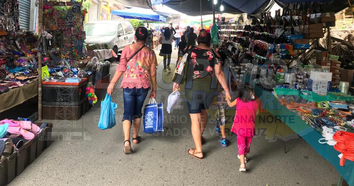 Bajan la guardia; exponen a niños y ancianos en los tianguis