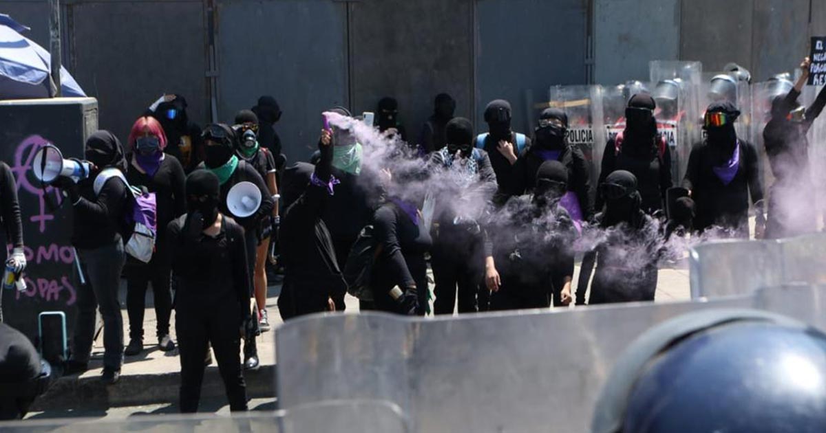 Grupo Ateneas cerca a encapuchadas en Reforma