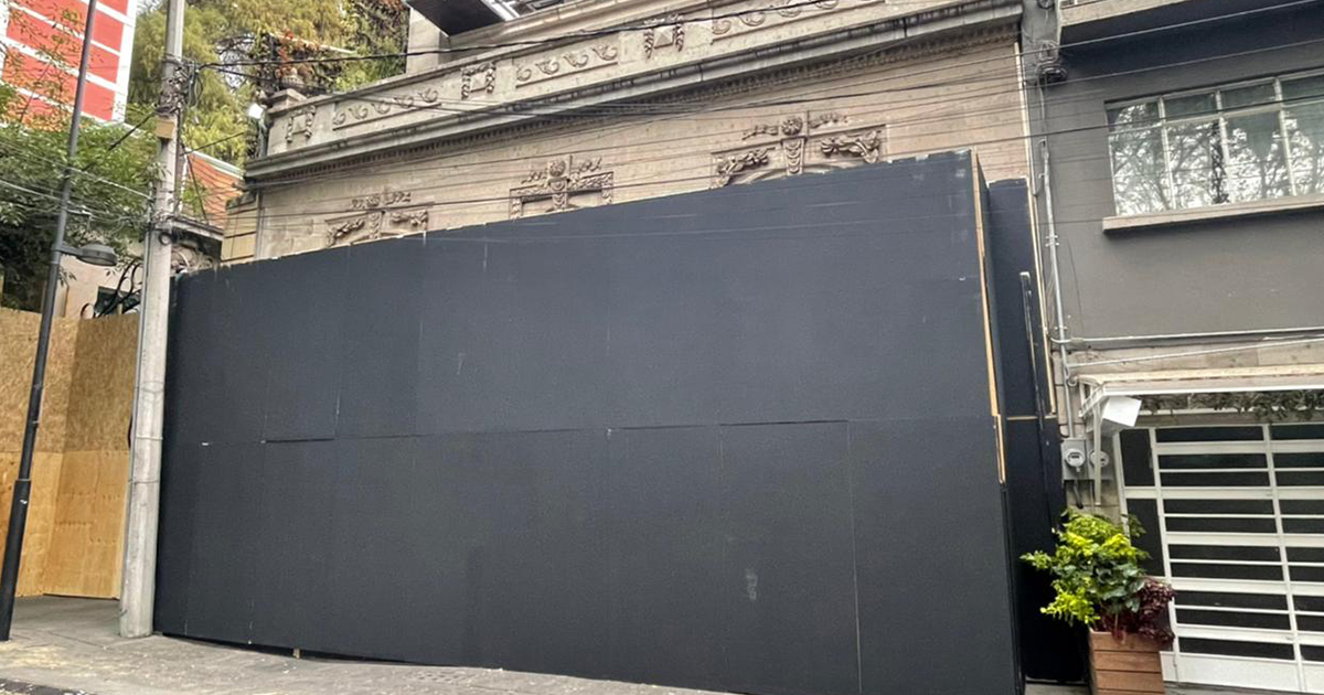 Andrés Roemer también levanta su “muro de la paz” previo al 8M