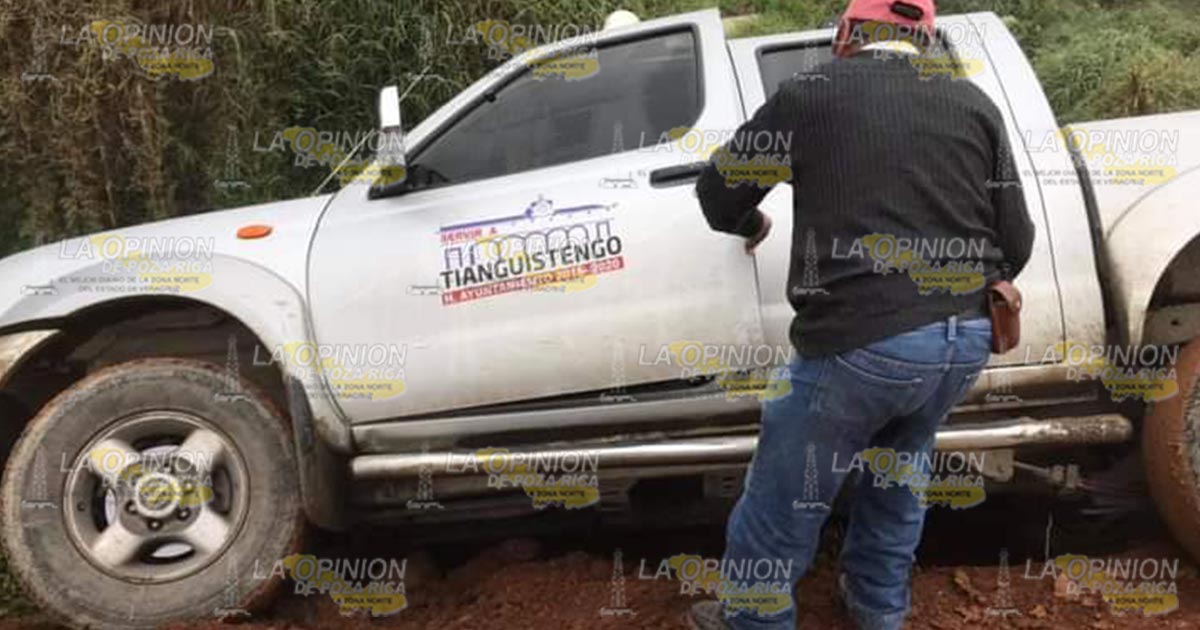Camioneta del ayuntamiento queda varado en una cuneta