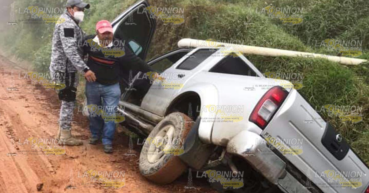 Camioneta del ayuntamiento queda varado en una cuneta