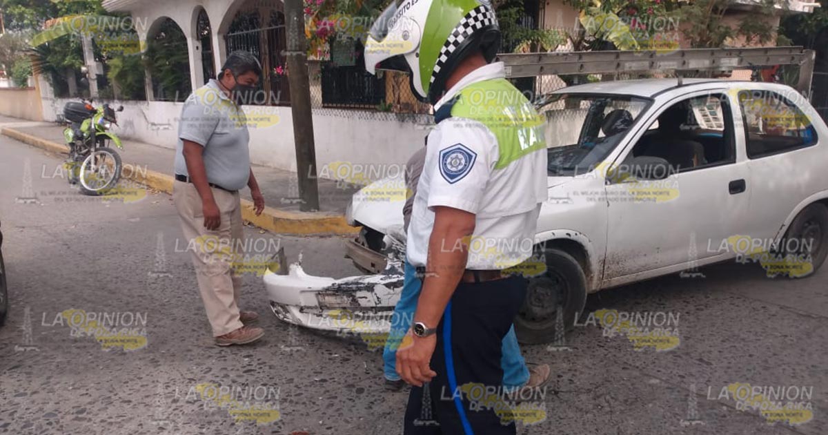 Camioneta quiso evadir el tráfico y provocó choque en Poza Rica