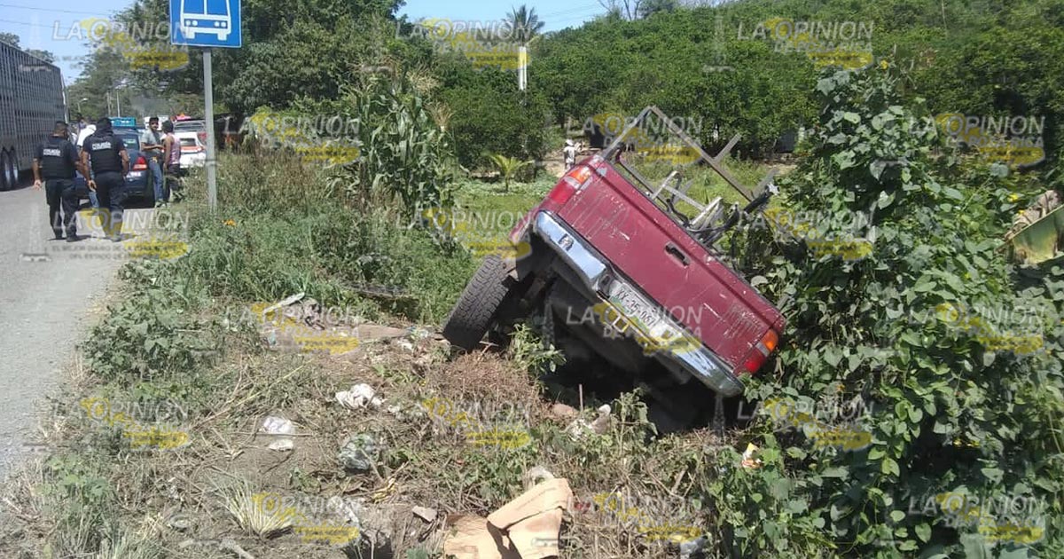 Camioneta se sale del camino por una falla