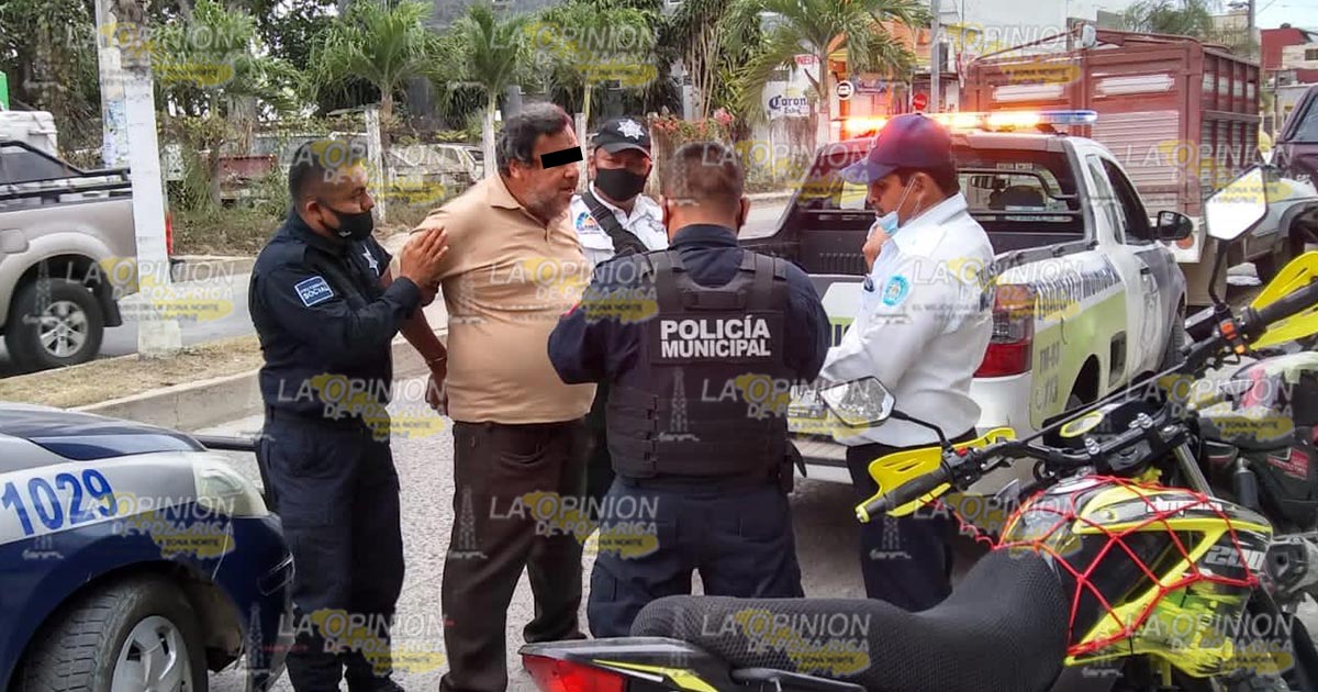 Choca Nissan estaquitas contra una carroza