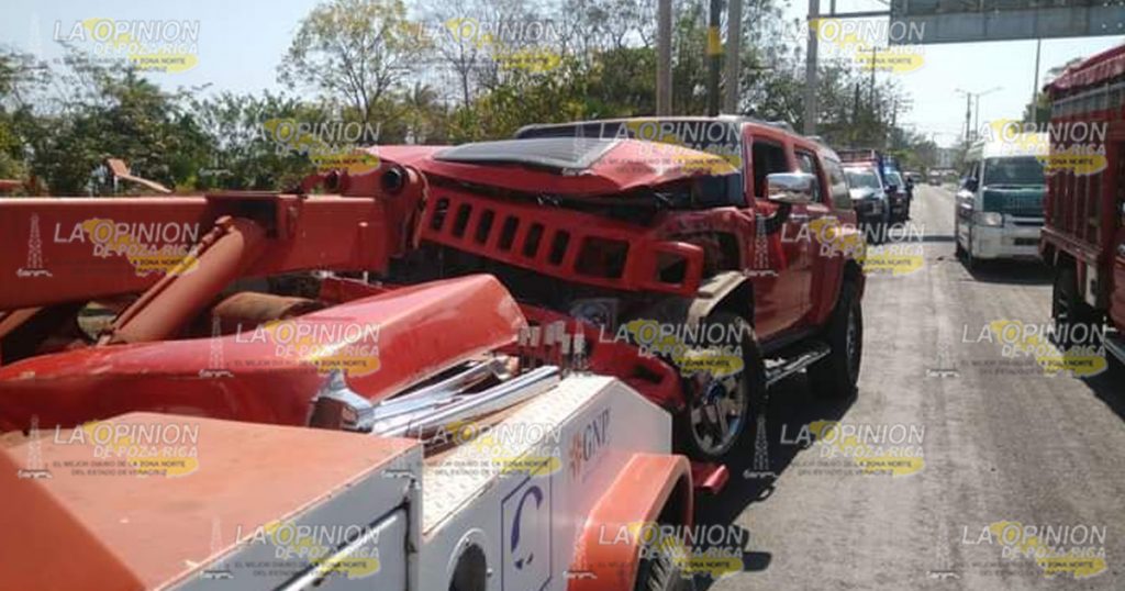 Choca Hummer contra camioneta