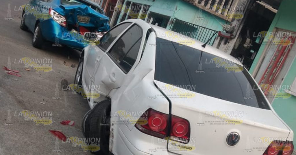 Choca con autos estacionados