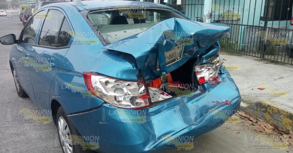 Choca con autos estacionados