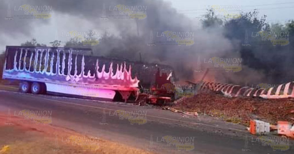 Muere trailero calcinado en aparatoso accidente en Tantima