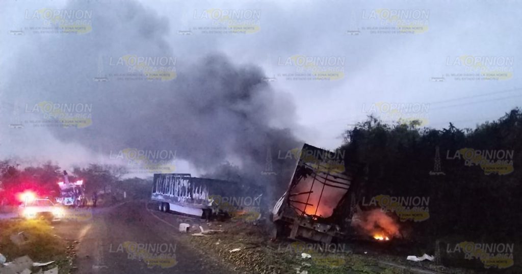 Muere trailero calcinado en aparatoso accidente en Tantima
