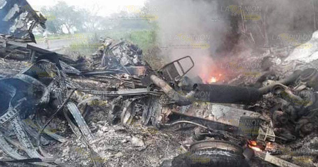 Muere trailero calcinado en aparatoso accidente en Tantima