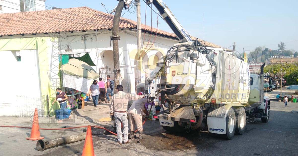 Con camión vactor desazolvan drenajes en la zona centro