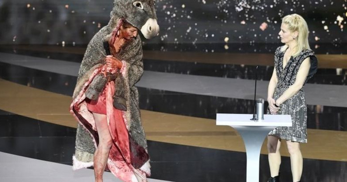 Corinne Massiero, la actriz que protestó desnuda en la ceremonia de los “Oscars de Francia”