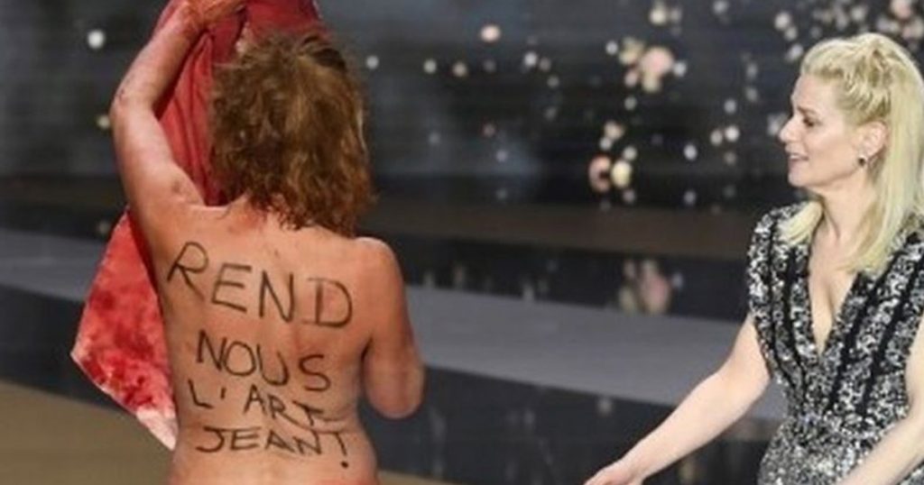 Corinne Massiero, la actriz que protestó desnuda en la ceremonia de los “Oscars de Francia”
