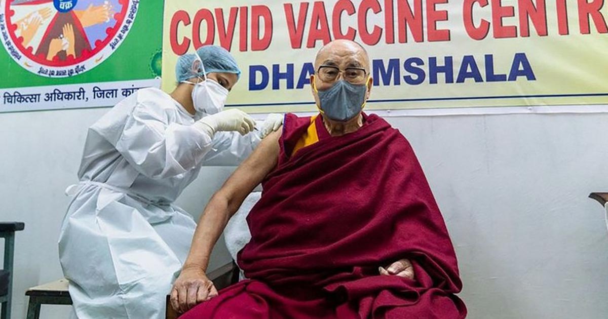 Dalai Lama recibe la vacuna contra el COVID-19
