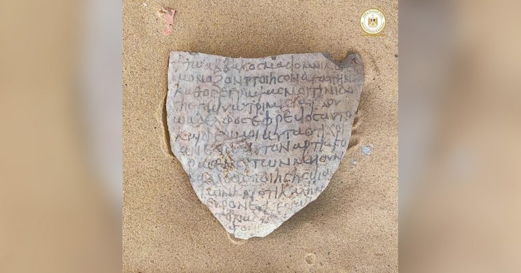 Descubren restos de edificios con "grafitis" del siglo V en Egipto