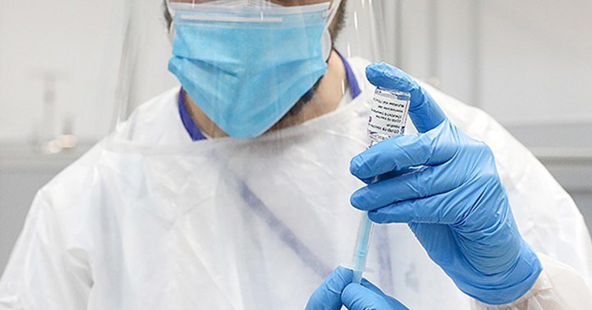 Suman 3 muertes tras vacuna de AstraZeneca en España