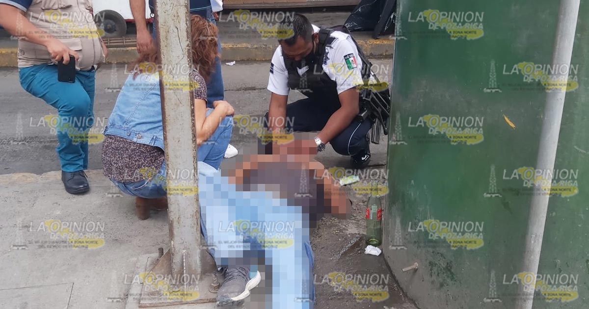 Ebrio cae y convulsiona en la zona centro de Poza Rica