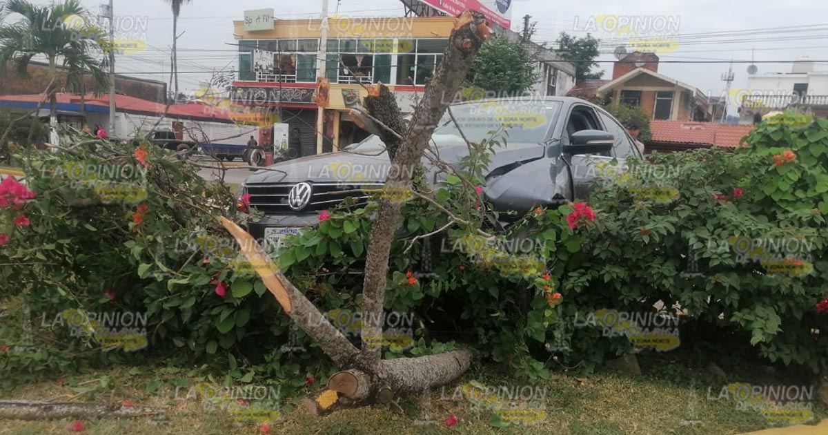 Ebrio conductor vuelca en el bulevar y huye
