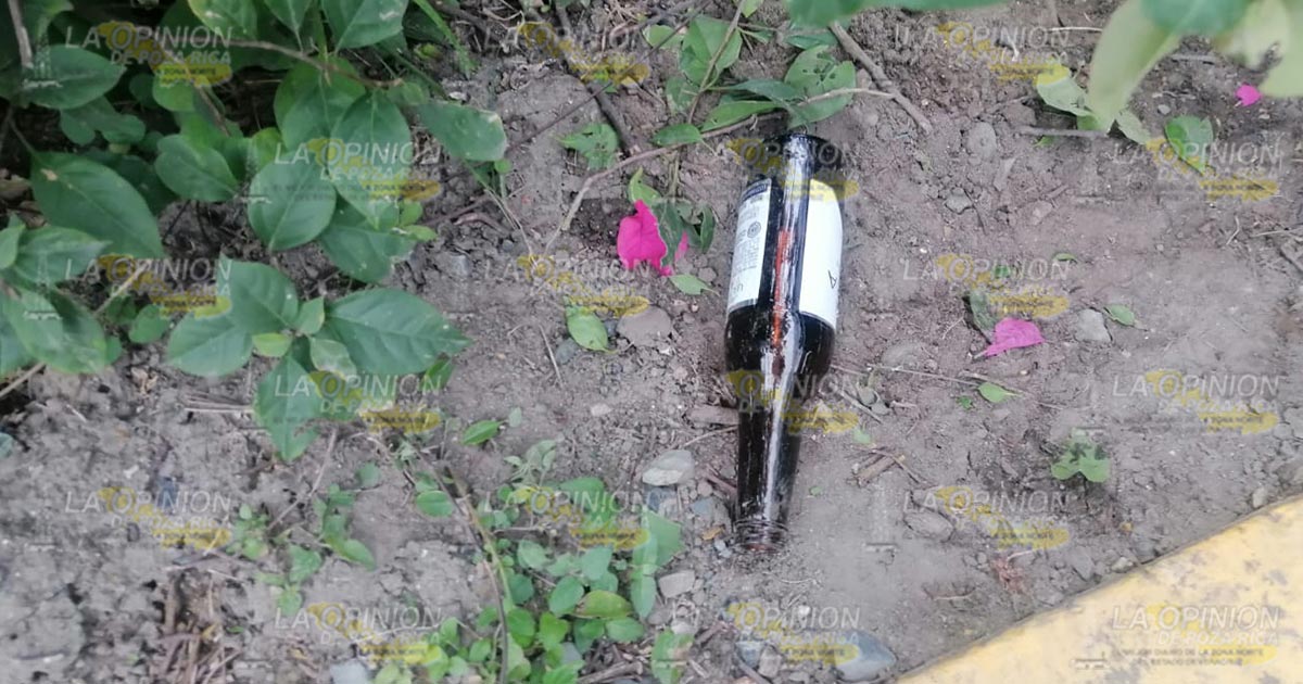 Ebrio conductor vuelca en el bulevar y huye