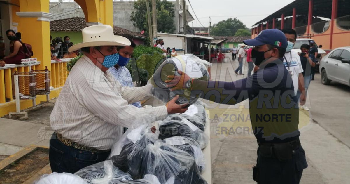 Entregan uniformes a policías municipales