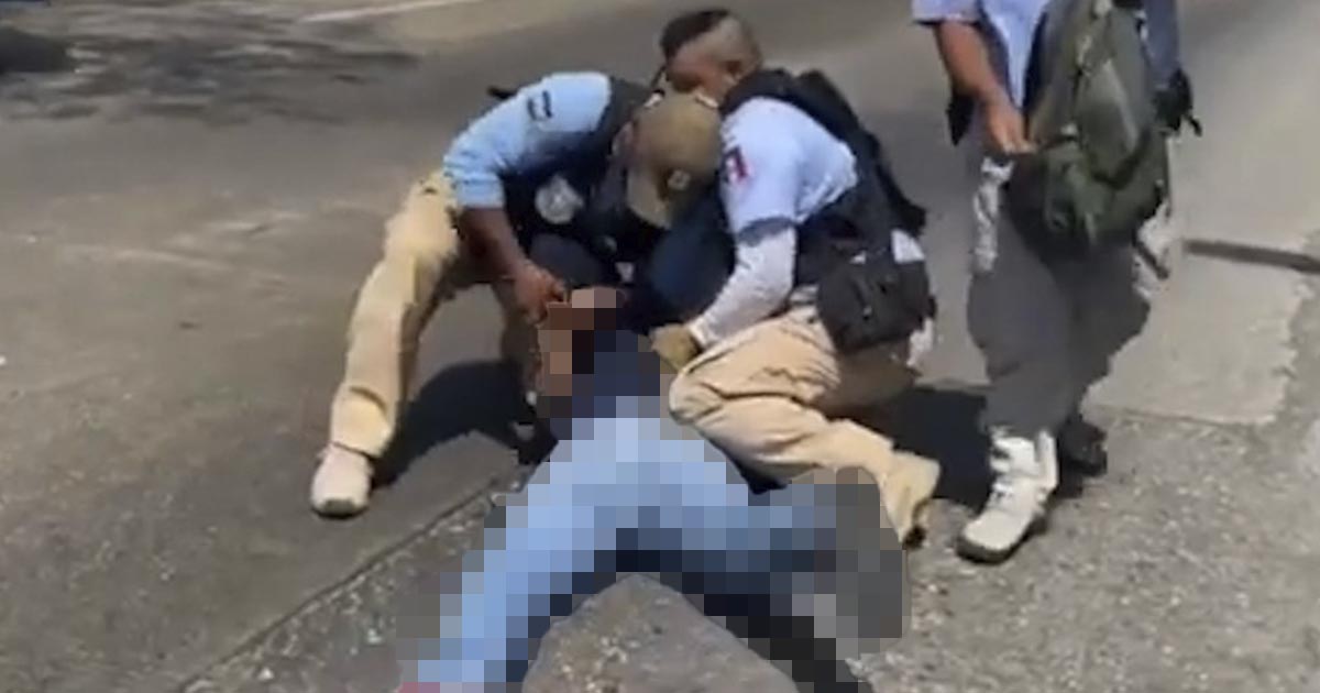 Captan a policías sometiendo a un hombre en Acapulco (Video)