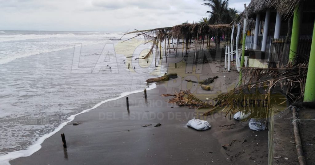 Barra de Cazones pierde un 40 por ciento de playa desde las marejadas de hace un año