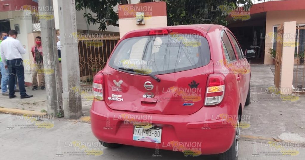 Moto causa daños a un March en Poza Rica