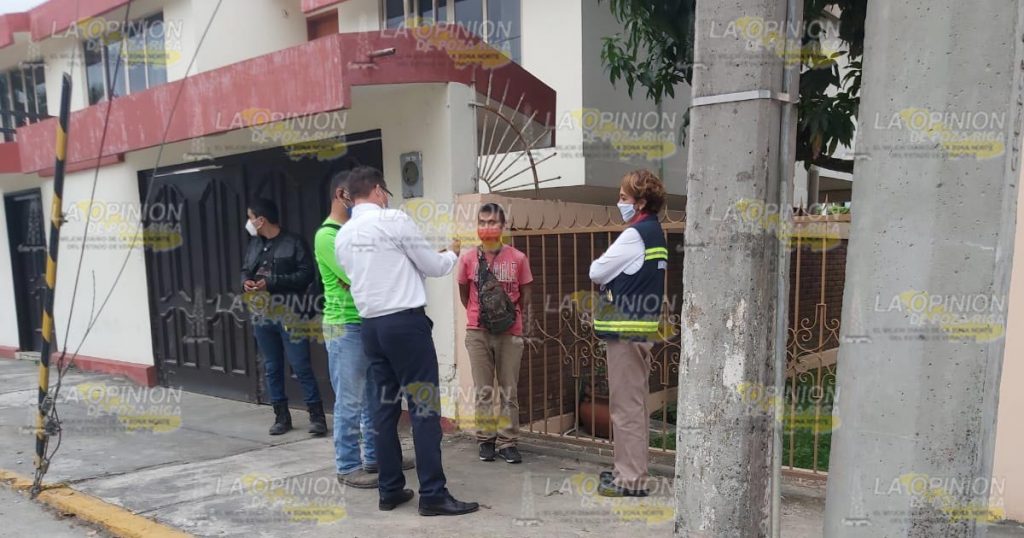 Moto causa daños a un March en Poza Rica