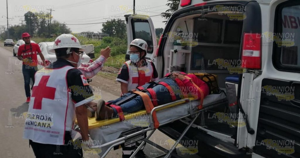 Mujer motorizada se lesiona al estamparse en un taxi en Poza Rica