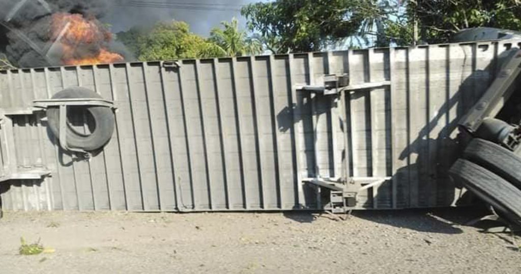 Tráiler vuelca y se incendia en Tabasco