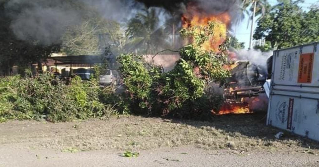 Tráiler vuelca y se incendia en Tabasco