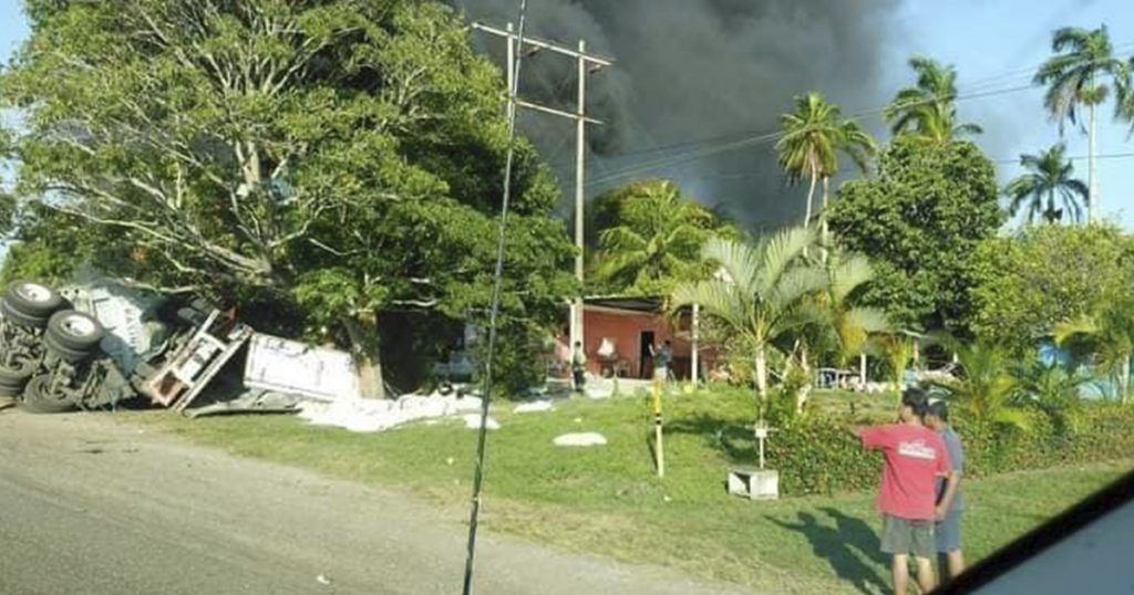 Tráiler vuelca y se incendia en Tabasco