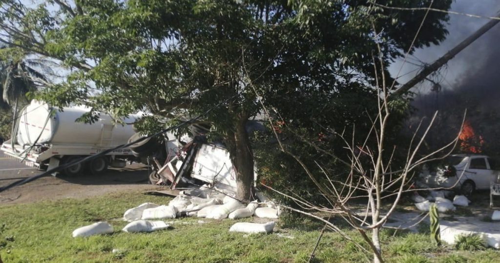 Tráiler vuelca y se incendia en Tabasco