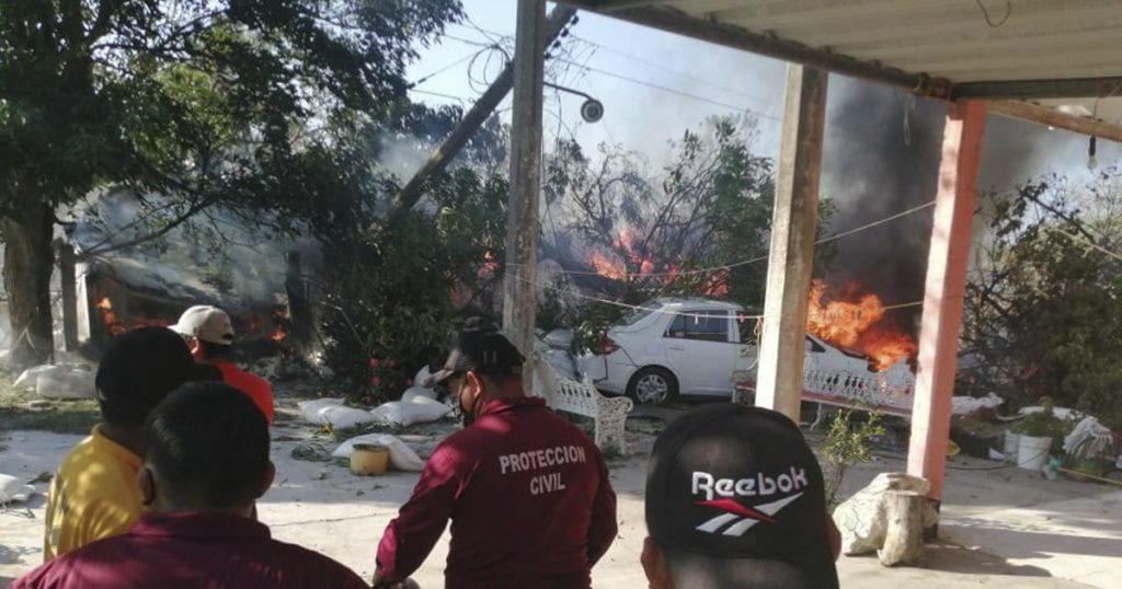 Tráiler vuelca y se incendia en Tabasco