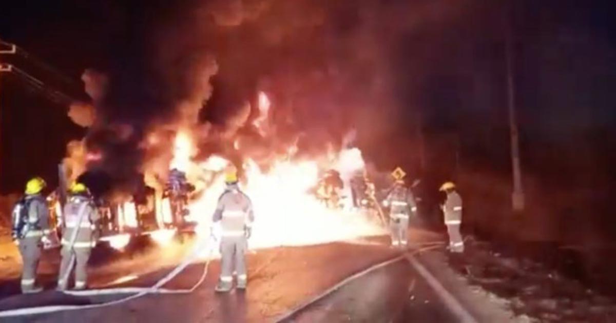 Choque entre pipa y camión deja 11 muertos en Nuevo León