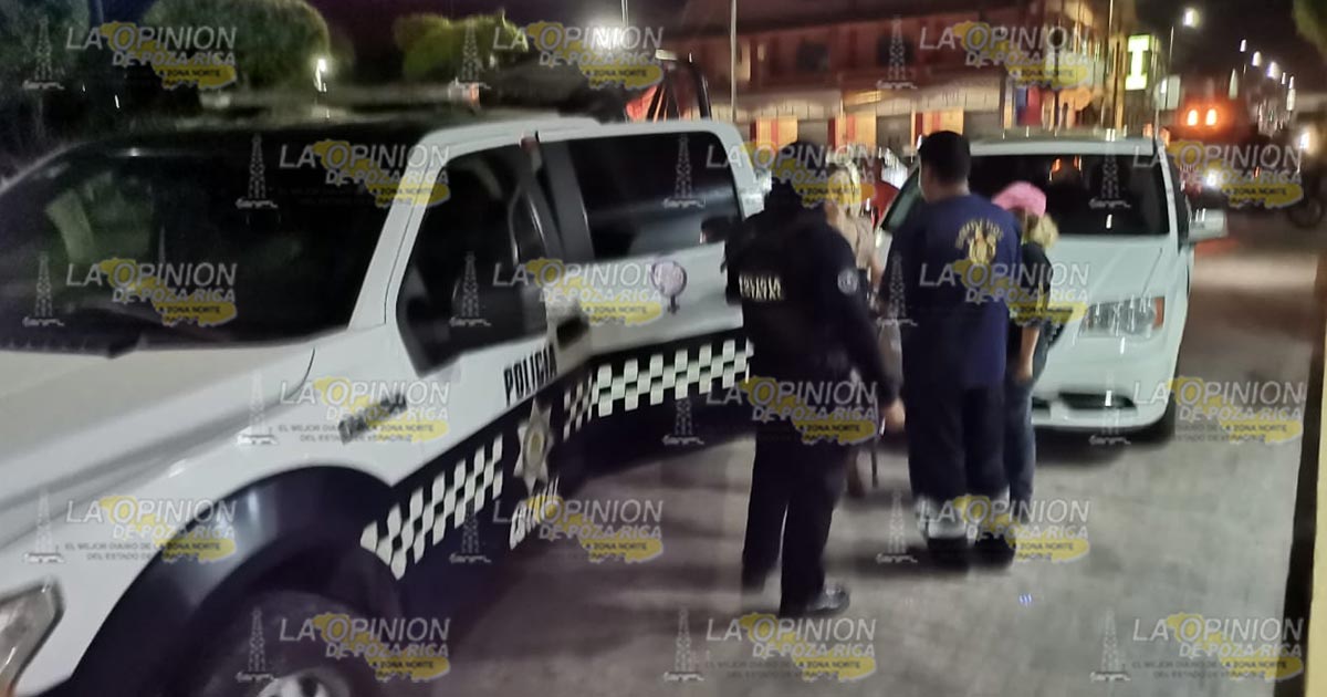 Par de motociclistas se estrellan contra una camioneta