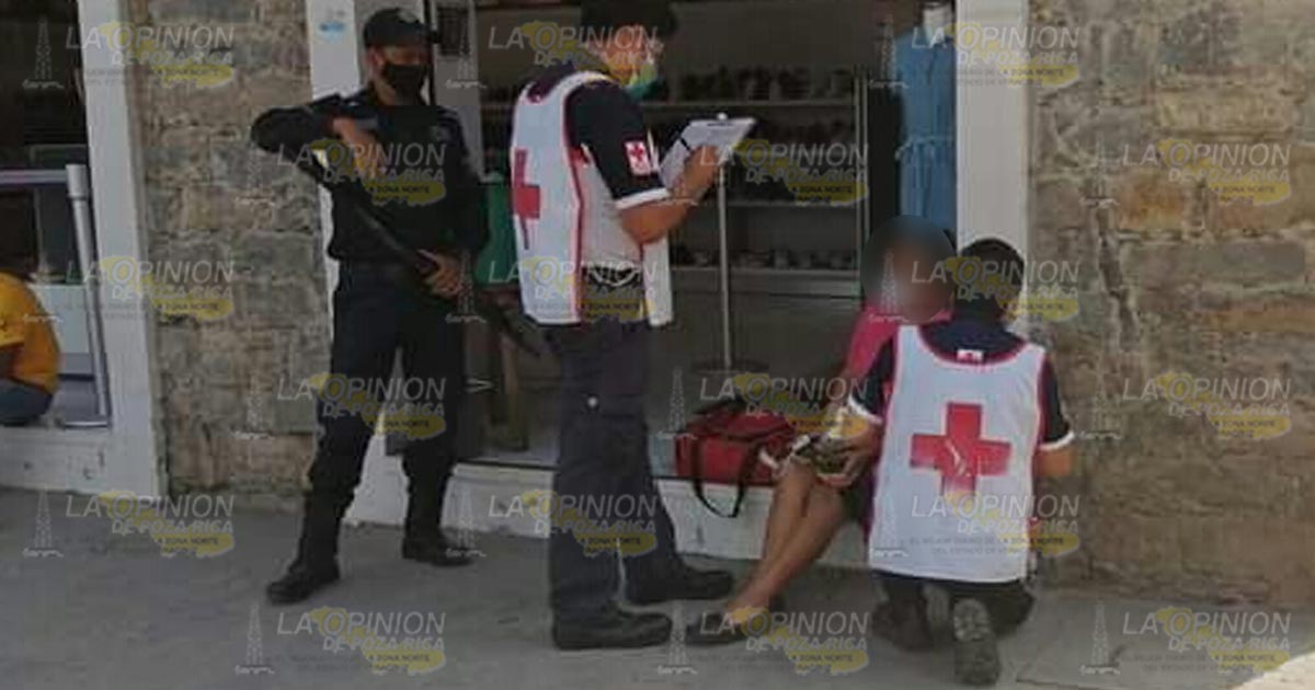 Paramédicos auxilian a mujer indígena tras sufrir una caída en la zona centro