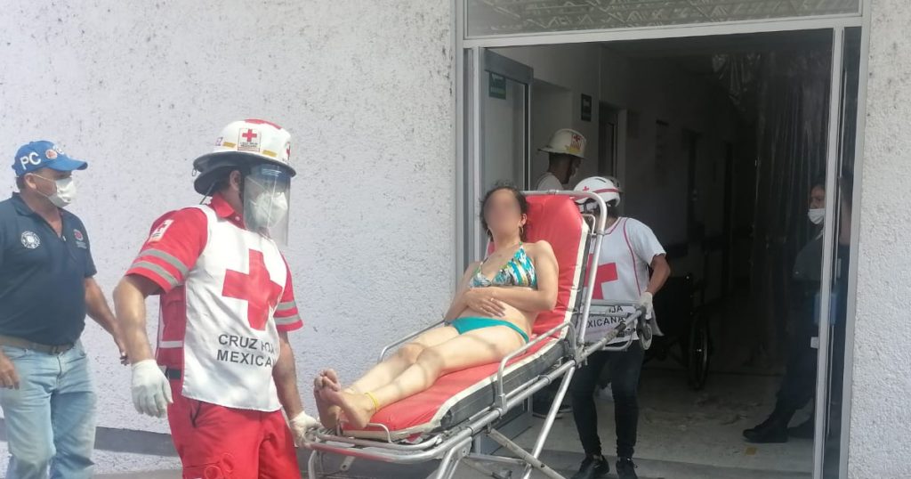 PC La Antigua rescata del mar a tres turistas de Ciudad de México