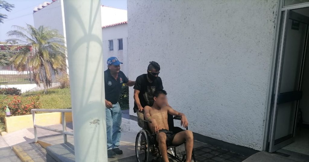 PC La Antigua rescata del mar a tres turistas de Ciudad de México