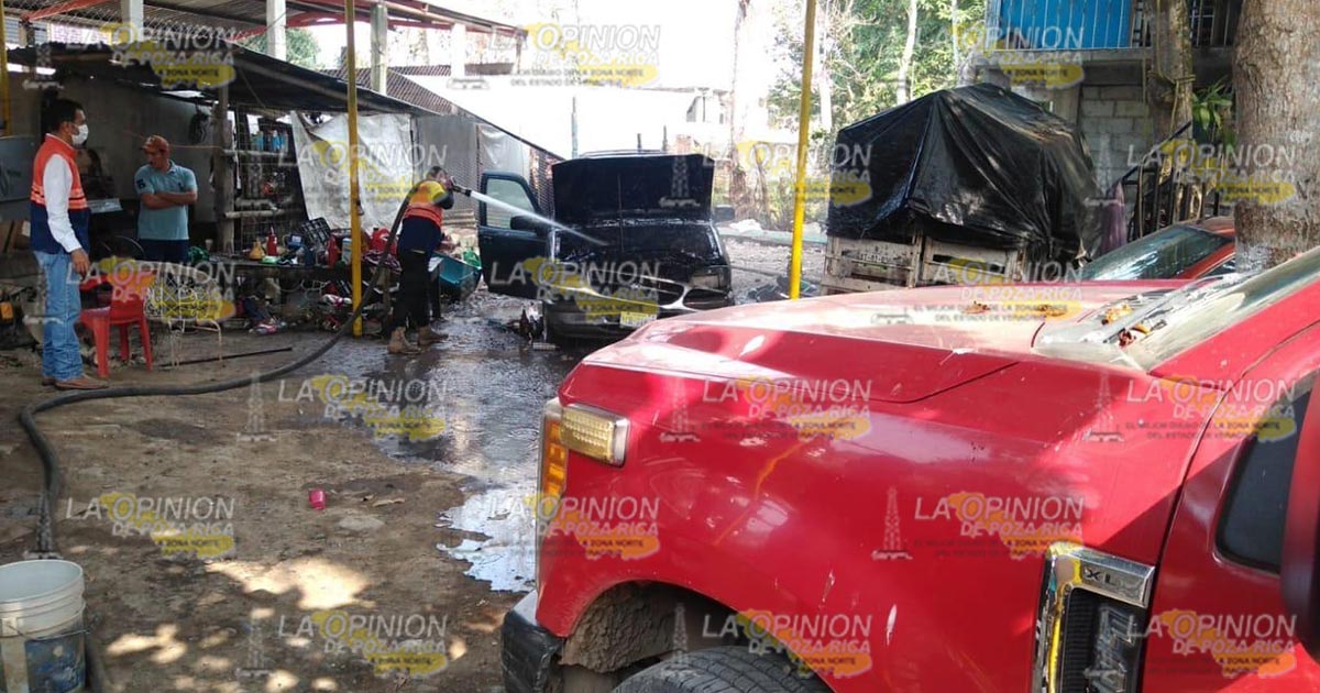 Se incendia camioneta dentro de taller mecánico